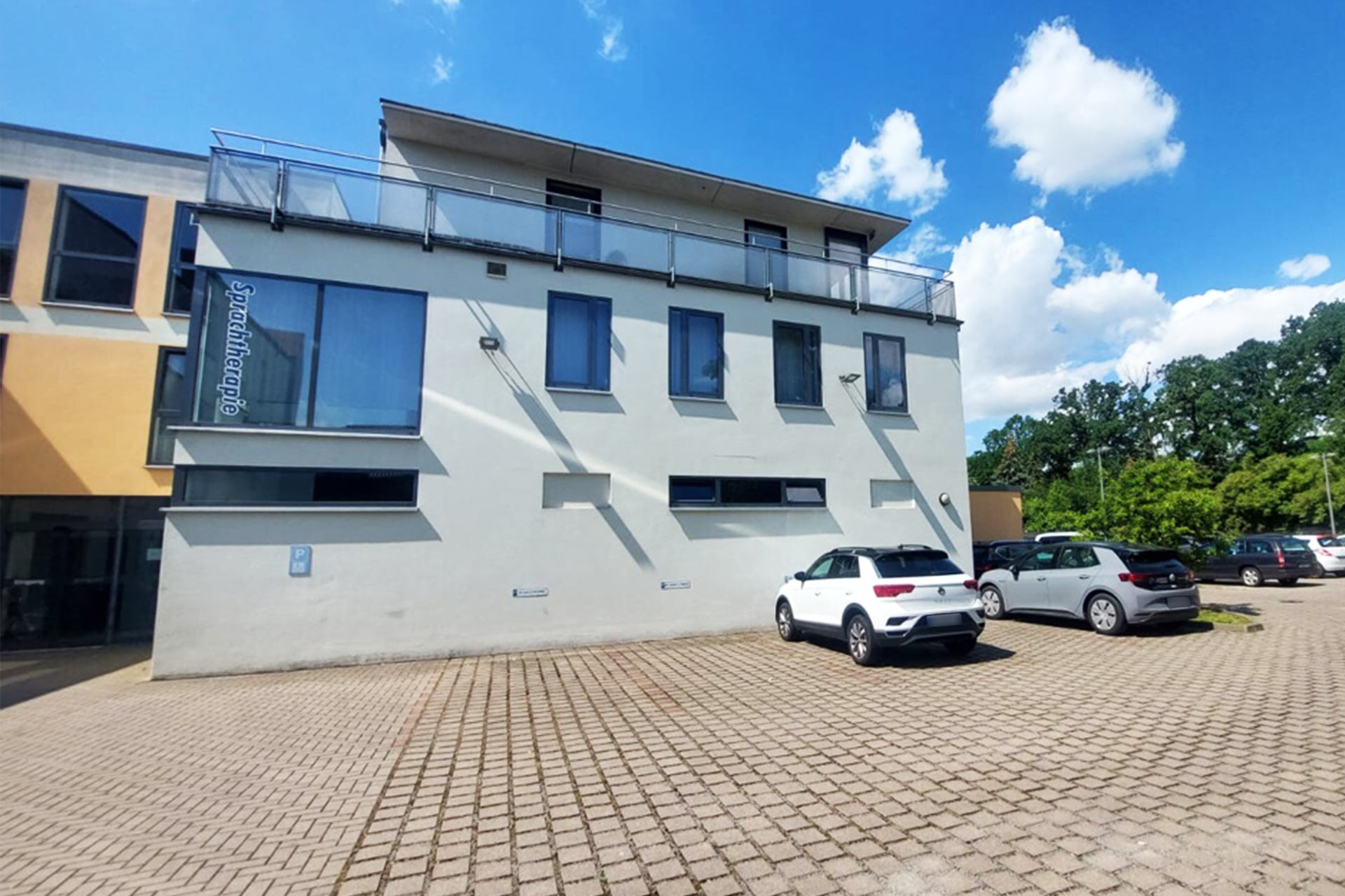 Julia Opitz Sprachtherapie - Außenansicht, Parkplatz, Stendaler Gesundheitszentrum, 1.OG